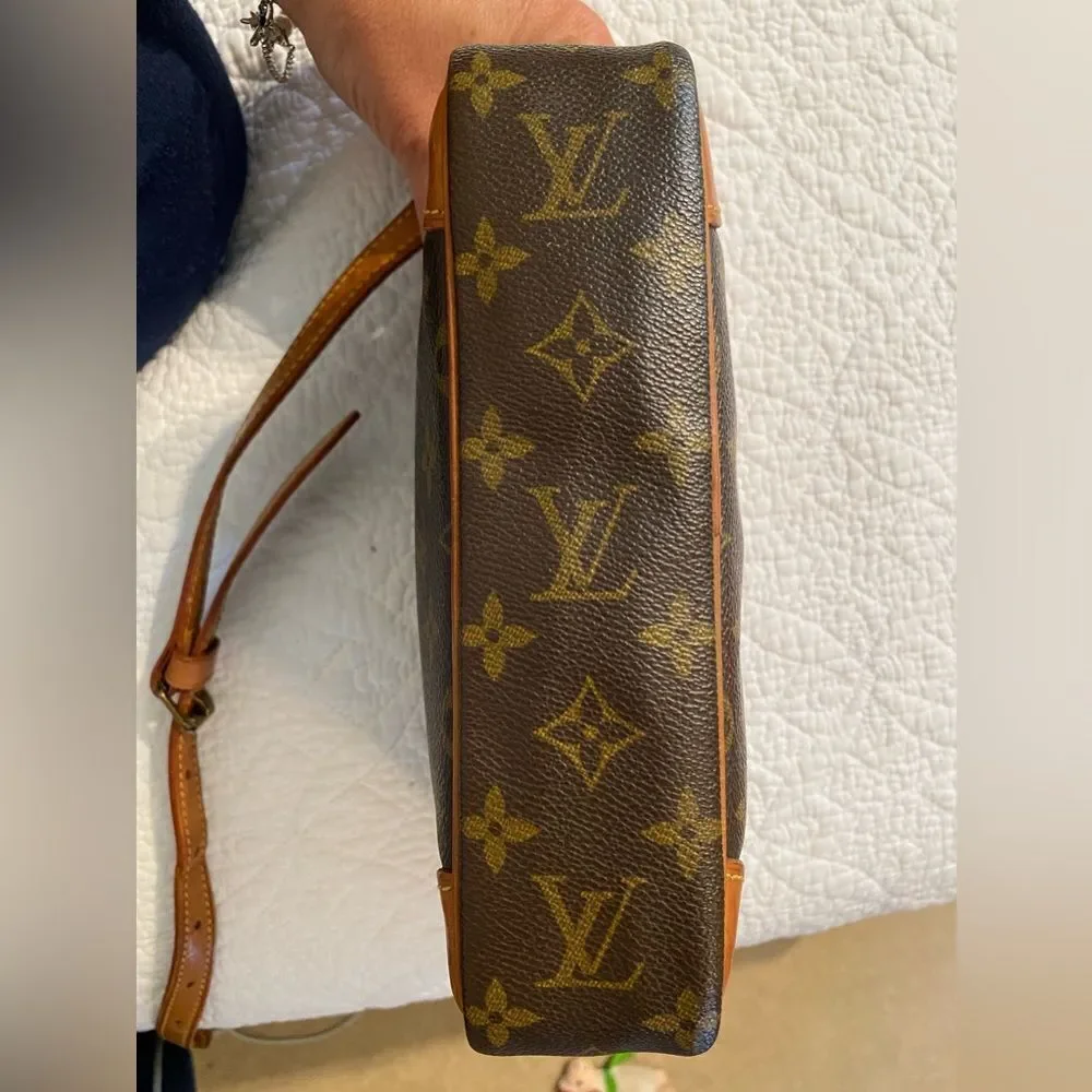 Auth LOUIS VUITTON Mono Canvas Trocadero camera Crossbody. A‎ rating MSRP $2700